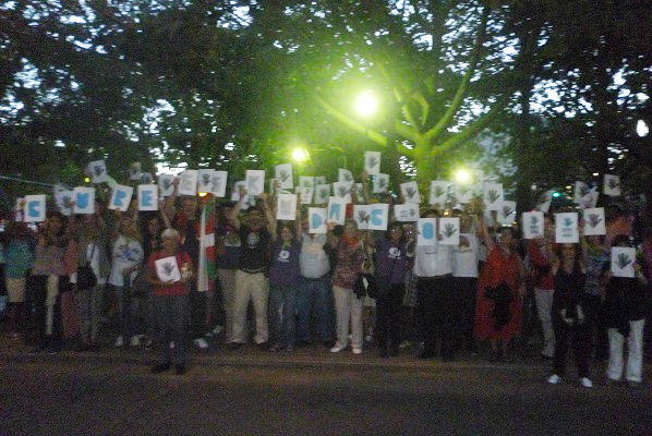 Members and friends of Euskaltzaleak in Buenos Aires with the Gure Esku Dago logo (photoEuskalKultura.com)